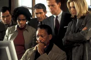 Geschickt verwickelt der Gangster Cross (Morgan Freeman, 3.v.r.), die Agentin Jezzie Flannigan (Monica Potter, r.) und Ollie McArthur (Dylan Baker, 2.v.r.) in ein verwirrendes Katz-und-Maus-Spiel.