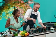 Motsi Mabuse und Jan B&ouml;hmermann kochen.
