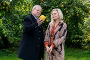 Oberstaatsanwalt Bernd Reuther (Rainer Hunold) spricht mit Lia Graf (Susanna Simon) im Garten.