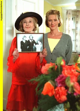 Vreni (Suzanne von Borsody, r.) h&auml;ngt es bis zum Hals, dass ihre Mutter Hilde (Rosemarie Fendel) sich immerzu in ihr Leben einmischt.