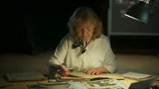 Gennat-Biografin Regina St&uuml;rickow durchforstet alte Akten von Mordf&auml;llen der Mordinspektion Berlin.