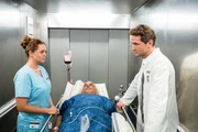 Dr. Sebastian Sander (Oliver Franck, r.) und Ella (Ines Quermann) bleiben mit ihrem instabilen Patienten Andreas Schuster (Hansa Czypionka, M.) im Fahrstuhl stecken.