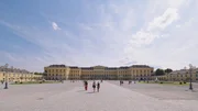 Schloss Sch&ouml;nbrunn empf&auml;ngt seine Besucher wie mit einer grandiosen Umarmung.