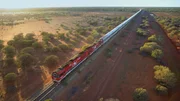 Der Ghan kann bis zu 700 Meter lang sein und wird von zwei Lokomotiven gezogen.