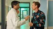 Dr. Schmidtke (Maximillian Grill) h&auml;lt nichts von Neiss' (Patrick Kalupa) Diagnose und seinen unkonventionellen Ideen.