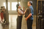 Maresa (Kara Wenham) bringt Frank (Michael A. Grimm) die richtige Tangohaltung bei.
