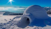 Das Iglu ist eine Erfindung der Eskimos, das ihnen erm&ouml;glicht, im harschen Klima der Arktis zu &uuml;berleben. Die Schlafstelle liegt auf halber H&ouml;he und nutzt so die aufsteigende W&auml;rme eines Feuers.