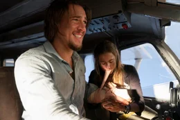 Sara (Allison Williams, r.) verarztet notd&uuml;rftig Jacksons (Alexander Dreymon, l.) Verletzung am Arm.