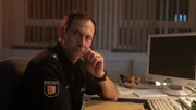Kossendey (Marc Hosemann) in seiner Nachtschicht auf dem Polizeirevier