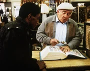 Harold (Edward Asner, r.) legt einen Hehler herein, um einer armen Frau zu helfen. Harold (Edward Asner, r.) legt einen Hehler herein, um einer armen Frau zu helfen.