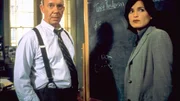 Captain Donald Cragen (Dann Florek) und Detective Olivia Benson (Mariska Hargitay) sind emp&ouml;rt &uuml;ber die gleichg&uuml;ltige Haltung ihrer Kollegen am Tatort. Sie glauben nicht an einen Mord durch einen durchgedrehten Freier.