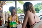 Pascale (Pearl Mackie, l.) hat Sara (Allison Williams, r.) als Brautjungfer zu ihrer Hochzeit auf Mauritius eingeladen.
