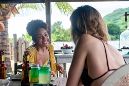 Pascale (Pearl Mackie, l.) hat Sara (Allison Williams, r.) als Brautjungfer zu ihrer Hochzeit auf Mauritius eingeladen.