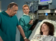 Elsa Hinze (Barbara Focke, rechts) entschuldigt sich bei Prof. Simoni (Dieter Bellmann) und Oberschwester Ingrid (Jutta Kammann) f&uuml;r das Verhalten ihres Neffen. Gleichzeitig bittet sie aber auch um Verst&auml;ndnis.