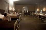 In der christlichen Erziehungsanstalt Falkenstein herrschen strengste Vorschriften: Luisa (Alicia von Rittberg, 3.v.l.) und Hilke (Lucie Hollmann, 2.v.l.) beim allabendlichen Gebet.