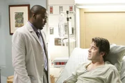 Dr. Eric Foreman (Omar Epps, l.) kann das Verhalten von Dr. Sebastian Charles (Ron Livingston, r.) nicht nachvollziehen ...