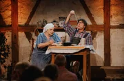 v.r.n.l.: Aus der Fl&auml;dlessuppe von Lena (Hillu Stoll) fischt Mattheis (Franz Auber / Hillu&rsquo;s Herzdropfa) alte Putzlumpen heraus.