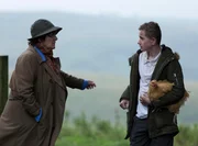 DCI Vera Stanhope (Brenda Blethyn) befragt den Bruder der ermordeten Mia Hinkin, Jason (Louis Dobson), nach m&ouml;glichen T&auml;tern und Motiven.