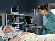 Vera Bader (Claudia Wenzel) ist besorgt um Prof. Hanno Hinze (Karl Kranzkowski).