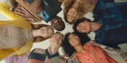 Von links im im Uhrzeigersinn: Mia (Abigail O'Regan), Jack (Sam Darius), Simone (Margherita Barbieri), Benoit (&Eacute;tienne Moana), Cece (Hailey Romain) und Finn (Zac Gabriel Werb): Sie gr&uuml;nden die Hip-Hop-Gruppe "BLOK" neu. Und sie beschlie&szlig;en, beim Hip-Hop-Wettbewerb mitzumachen. Heimlich, damit es der Direktor der Schule, Armando Castillo, nicht mitbekommt.