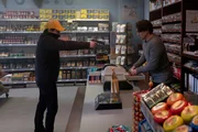 Daniel Kowalski (Joel Basman, l.) &uuml;berf&auml;llt Damon Merizadi (Yasin Boynuince, r.) in seinem Laden.