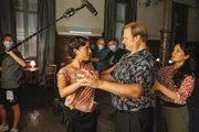 Von links: Set-Aufnahmeleiter Ludwig Dietz, Amanda da Gloria (Rolle: Julia, vorne), Kameramann Ralph Netzer, Regisseur Filippos Tsitos, Michael A. Grimm (Rolle: Frank, vorne) und Kara Wenham (Rolle: Tanzlehrerin Maresa, rechts) bei den Dreharbeiten zu dem Film "Karlsbad" (AT).