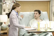 Dr. Allison Cameron (Jennifer Morrison, l.) k&uuml;mmert sich um Dr. Sebastian Charles (Ron Livingston, r.), der w&auml;hrend einer Pr&auml;sentation zusammengebrochen ist.