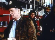 Tim Charles (Eli Wallach, l.) berichtet Jonathan (Michael Landon, M.) und Mark (Victor French, r.), wie sehr ihn der Verlust seines Sohnes getroffen hat.