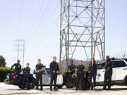 Das Polizeirevier von Captain Andersen (Mercedes Mason, 2. v.r.) und Sergeant Wade Grey (Richard T. Jones, r.) erhält Unterstützung durch die Rookies John Nolan (Nathan Fillion, 4 .v.l.), Lucy Chen (Melissa O'Neil, 2.v.l.) und Jackson West (Titus Makin, l.). Das Polizeirevier von Captain Andersen (Mercedes Mason, 2. v.r.) und Sergeant Wade Grey (Richard T. Jones, r.) erhält Unterstützung durch die Rookies John Nolan (Nathan Fillion, 4 .v.l.), Lucy Chen (Melissa O'Neil, 2.v.l.) und Jackson West (Titus Makin, l.).