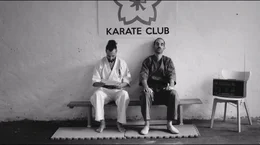Gino (Carlo Loiudice, li.) und Ninja (Marc Philipps, re.) in ihrer Karatehalle.