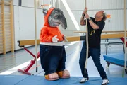 Tom mit TanzTapir in der Turnhalle Tom mit TanzTapir in der Turnhalle