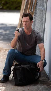Michael (Jeffrey Donovan) hat alle H&auml;nde voll zu tun, denn er muss sich um zwei Auftr&auml;ge gleichzeitig k&uuml;mmern. Ist das zu schaffen?