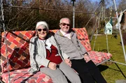 Helga und Horst Markwart genießen die ersten Sonnenstrahlen in ihrem Garten. Helga und Horst Markwart genießen die ersten Sonnenstrahlen in ihrem Garten.