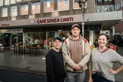Das Motto des 104. Katholikentag lautet: "Hab Mut, steh auf!" Die Dokumentation zeigt "Mutmacher- Orte" in der gastgebenden Stadt, zum Beispiel das inklusive Caf&eacute; Senza Limiti. Von links: Fabian Karl, Steven Henze und Franziska Kling