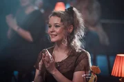Marlene Stelling (Angelina H&auml;ntsch) steht Olivia Jones unverbr&uuml;chlich als Freundin zur Seite.