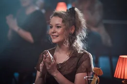 Marlene Stelling (Angelina H&auml;ntsch) steht Olivia Jones unverbr&uuml;chlich als Freundin zur Seite.