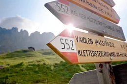 Durch die Dolomiten im Norden Italiens f&uuml;hren viele Wege. Der Klettersteig der Rotwand z&auml;hlt zu den anspruchsvolleren Routen in den Bergen.