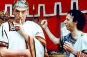 Beim Teutates! Die halbe Welt hat sich das r&ouml;mische Reich schon untertan gemacht, doch dieses verflixte gallische Dorf ist nicht klein zu  kriegen. Caesar (Gottfried John) ist am Ende &ndash; doch Tullius Destructivus (Roberto Benigni) hat eine Idee.