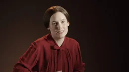 Annika Olbrich als Louise Weiss, Herausgeberin der Zeitschrift L&rsquo;Europe Nouvelle, in der sowohl Aristide Briand als auch Gustav Stresemann Texte ver&ouml;ffentlichten.