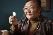 Annemarie (Soogi Kang) n&auml;ht einen GPS-Sender in die Tasche mit dem Geld, damit sie und ihre Freundinnen den Betr&uuml;ger verfolgen k&ouml;nnen.