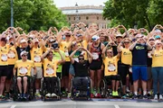 Teilnehmer posieren f&uuml;r ein Foto w&auml;hrend des Wings for Life World Run 2024 in Wien, &Ouml;sterreich am 05. Mai 2024.