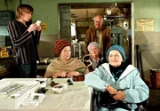 rbb Fernsehen WILLKOMMEN IN L&Uuml;SGRAF, am Sonntag (11.08.13) um 15:35 Uhr. Gisela (Ursula Karusseit, 2.v.li.), Martha (Brigitte Grothum, re.) und Ilse (Gudrun Okras) pr&auml;sentieren Sascha (Jona Mues) und Pl&ouml;tz (Heinz Gerhard L&uuml;ck) ihre Gesch&auml;ftsidee.
