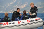 Ole (l.), Leroy (2.v.l.), Robin (2.v.r.) und Luc (r.) warten im Boot auf ihren ersten Kitesurf-Versuch. Ole (l.), Leroy (2.v.l.), Robin (2.v.r.) und Luc (r.) warten im Boot auf ihren ersten Kitesurf-Versuch.