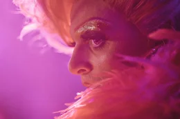 Aus Oliver Kn&ouml;bel (Johannes Hegemann) wird die Dragqueen und der B&uuml;hnenstar Olivia Jones.
