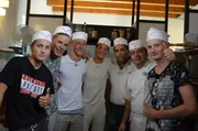 Zwei Pizzab&auml;cker backen mit Robin (l.), Nils (2.v.l.), Ole (3.v.l.), Leroy (M.) und Luc (r.) original italienische Pizza.