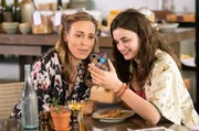 Die Alleinerziehende Svenja (Anneke Kim Sarnau, l.) m&ouml;chte f&uuml;r ihre Tochter Kira (Amira Demirkiran) auch eine Freundin sein.