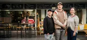 Im integrativen Caf&eacute; Senza Limitti - das hei&szlig;t auf Deutsch "ohne Grenzen" - arbeiten Menschen mit und ohne Behinderung gemeinsam. Von links: Fabian Karl, Steven Henze und Franziska Kling