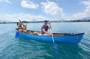 Britta (l) und Andreas mit ihrem Hund Toni auf dem Faaker See.