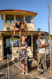 Die Hotelmanagerin Svenja (Anneke Kim Sarnau) und ihre 16-j&auml;hrige Tochter Kira (Amira Demirkan, oben li.) sind mit Kalti (Aaron Pedersen, re.) und seinem Sohn Jack (Tjiirdm McGuire, Mitte) im australischen Outback unterwegs.