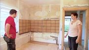 Doch trotz Baustress und knapper Kasse bombardiert Monika ihren Liebsten mit exklusiven W&uuml;nschen: Terrakottafliesen f&uuml;r die K&uuml;che m&uuml;ssen es sein! Robert will aber beim Material Geld sparen und somit seine M&auml;nnerlounge finanzieren und verlegt Parkett in der K&uuml;che.